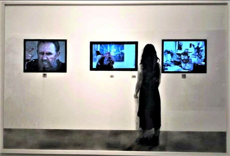 Florencio Lennox Campello, Tu galería de retratos de Portraitina, 2020, Carboncillo y Conte sobre papel con electrónica integrada y Cámara Espía 101,6 x 152,4 x 5,08 cm